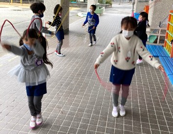 写真:縄跳びで体を動かす子どもたち