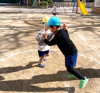 写真:相撲をする子どもたち