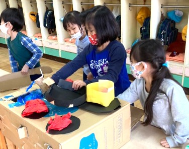 写真:お料理ごっこを楽しむ子どもたち