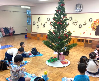 写真:クリスマスツリーを囲む子どもたち