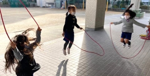 写真:友達と縄跳びを楽しむ子どもたち