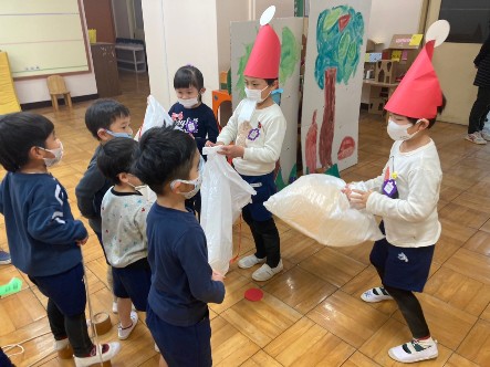 写真:サンタクロースになる子どもたち