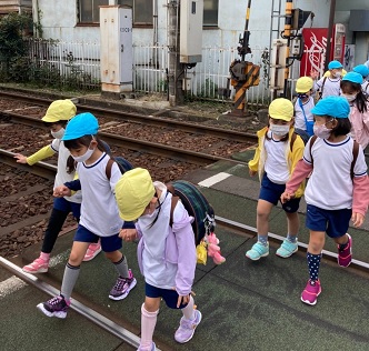 写真:手をつないで歩く子どもたち