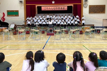 写真:音楽会リハーサルを見る子どもたち