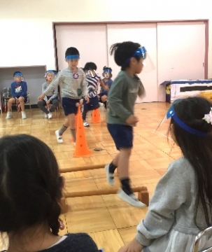 写真:遊戯室で演じる子どもたち1