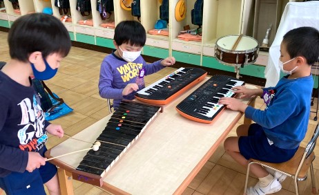 写真:楽器の練習をする子どもたち