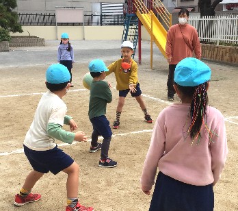 写真:学級全員でドッジボールをする子どもたち