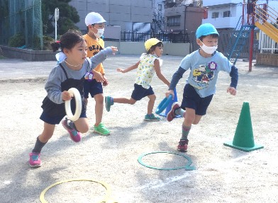 写真:リレー遊びを楽しむ子どもたち