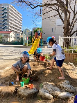 写真:砂遊びをする子どもたち1