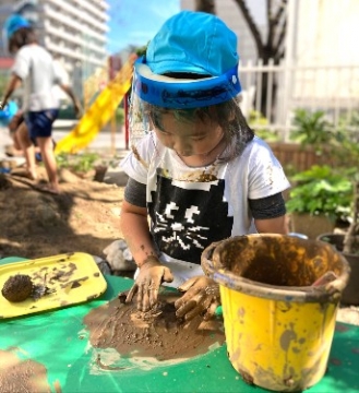 写真:砂遊びをする子どもたち2