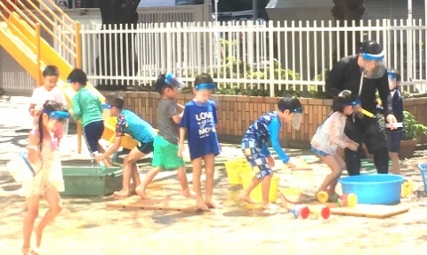写真:水遊びを楽しむ子どもたち