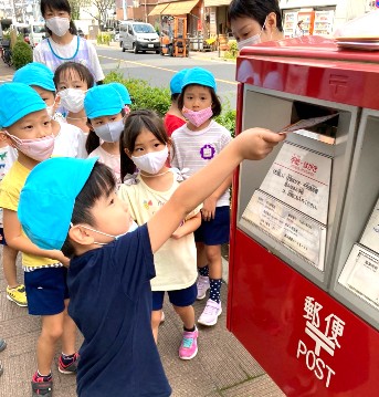 写真:手紙を出す子どもたち