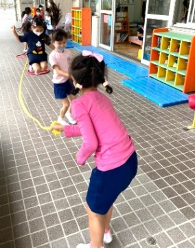 写真:大縄跳びにチャレンジする子どもたち
