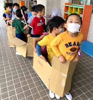 写真:すみれ列車で遊ぶ子どもたち