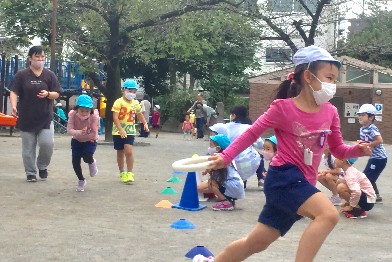 写真:走る子どもたち