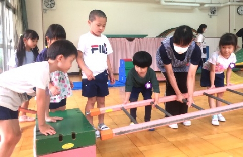 写真:遊園地作りをする子どもたち