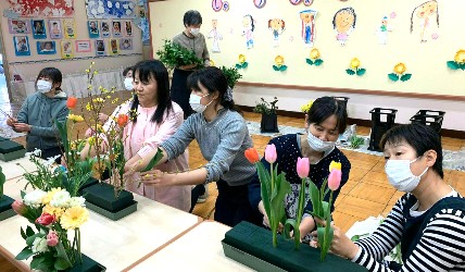 写真:アレンジメントをする先生たち