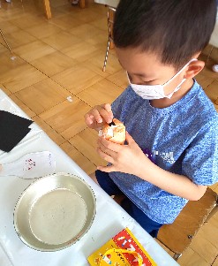 写真:手作り人形を作る子どもたち2