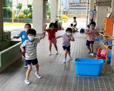 写真:だるまさんがころんだを楽しむ子どもたち