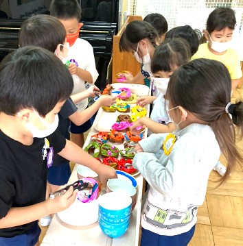 写真:お店屋さんごっこを楽しむ子どもたち