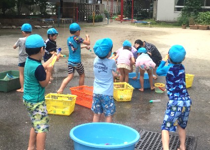 写真:みんなで水遊びをする子どもたち
