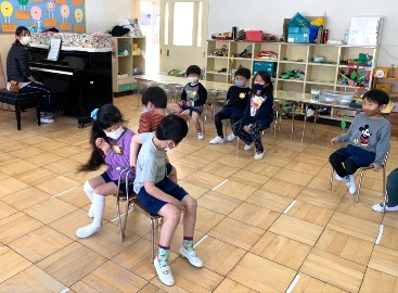 写真:椅子取りゲームをする子どもたち