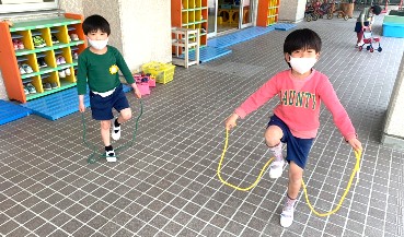 写真:縄跳びに挑戦する子どもたち