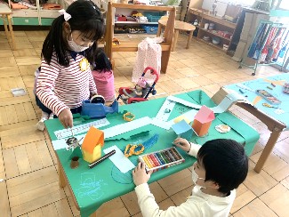 写真:画用紙で街を作る子どもたち