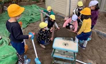 写真:大きな山づくりに取り組む子どもたち