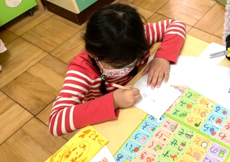 写真:文字を書く子ども