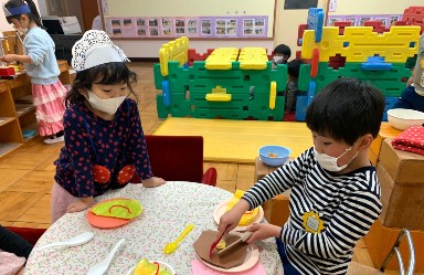 写真:レストランごっこをする子どもたち