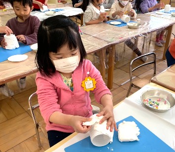 写真:年長組へプレゼント制作