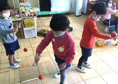 写真:けん玉に挑戦する子どもたち