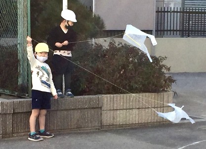 写真:凧を揚げて楽しむ子どもたち