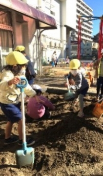 写真:大きな穴を掘る子どもたち