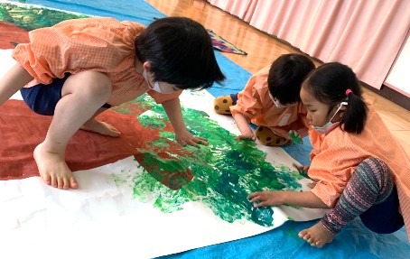 写真:背景作りに取り組む子どもたち