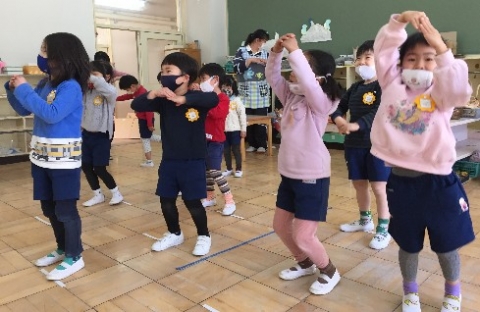 写真:ダンスをする子どもたち