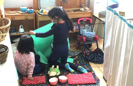 写真:お家ごっこをする子どもたち