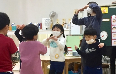 写真:温泉極楽ポンチを踊る子どもたち