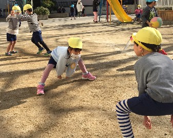 写真:相撲を始める子どもたち