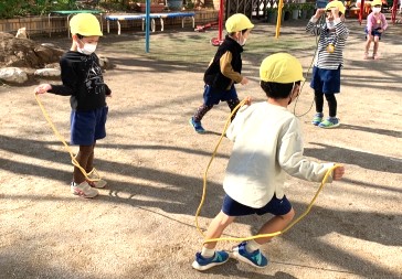写真:縄跳びを楽しむ子どもたち2