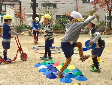 写真:たくさんの道具で遊ぶ子どもたち