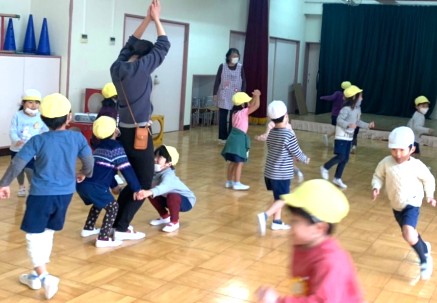 写真:遊戯室で走る子どもたち