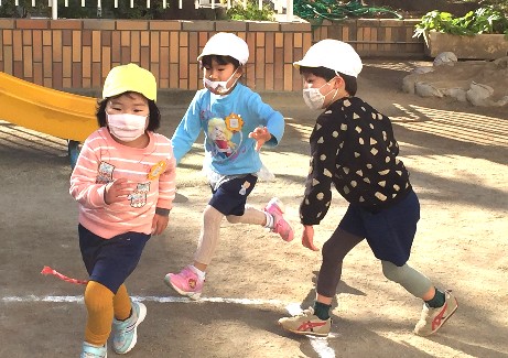 写真:逃げる子どもたち