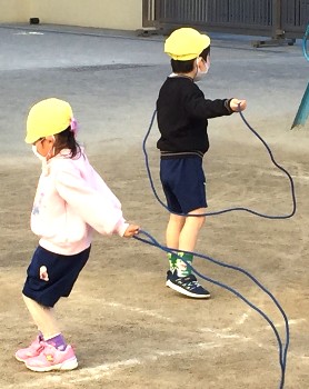 写真:縄跳びを楽しむ子どもたち1
