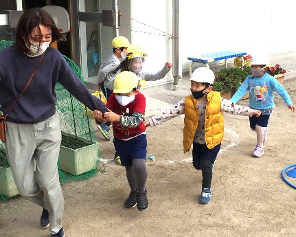 写真:先生と子どもたち