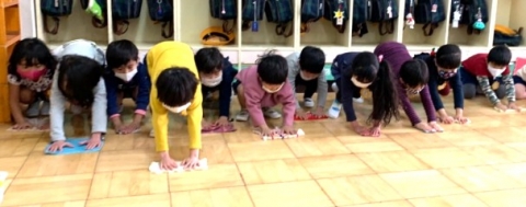 写真:床拭きする子どもたち