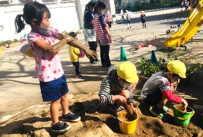 写真:泥粘土で遊ぶ子どもたち