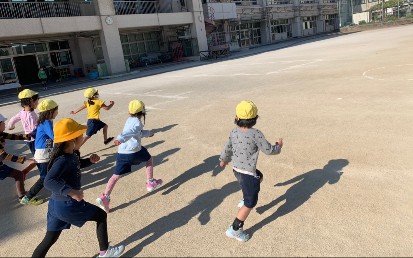 写真:思いっきりかけっこをする子どもたち