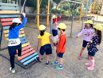 写真:鉄棒に集まる子どもたち